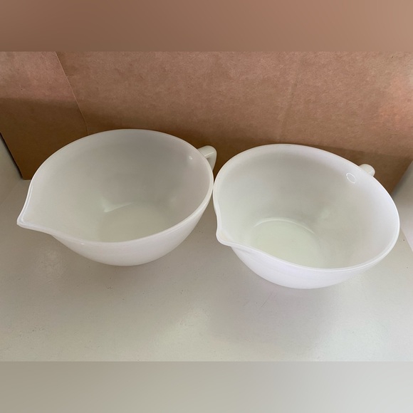 Set of 2 Federal milkglass pour spout mixing bowls 6 c. - Picture 2 of 7